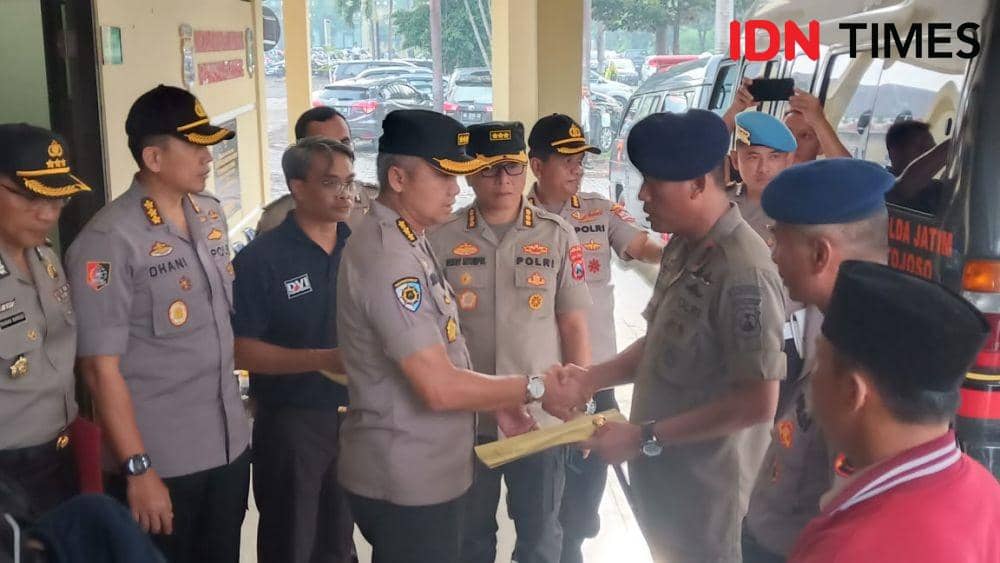 Irwasda Polda Jatim Kombes Pol Sutardjo (kiri) menyerahkan hasil pemeriksaan korban siswa Dikbangpes Brigadir Brimob akibat tersambar petir di Gunung Ringgit di RS Bhayangkara, Selasa (17/12). IDN Times/Ardiansyah Fajar