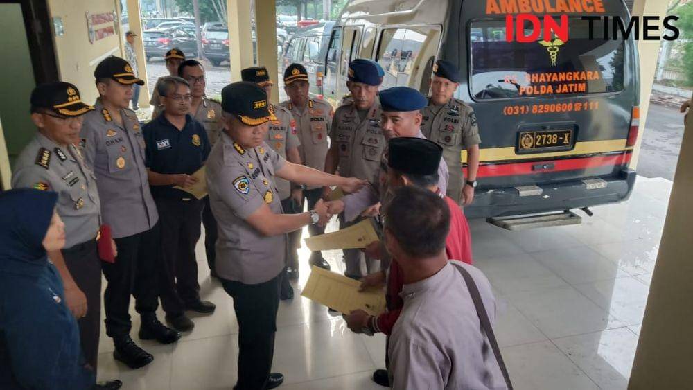 Irwasda Polda Jatim Kombes Pol Sutardjo (kiri) menyerahkan hasil pemeriksaan korban siswa Dikbangpes Brigadir Brimob akibat tersambar petir di Gunung Ringgit di RS Bhayangkara, Selasa (17/12). IDN Times/Ardiansyah Fajar