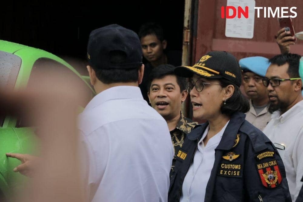 Menteri Keuangan Sri Mulyani saat meninjau hasil penggagalan penyelundupan barang mewah di Terminal Peti Kemas Koja, Jakarta Utara. (IDN Times/Reynaldy Wiranata)