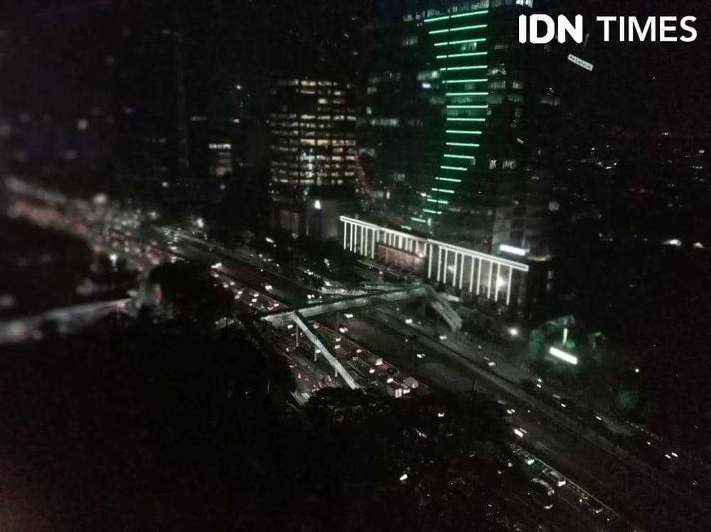 Kondisi lalu lintas di tol dalam kota dan Jalan Gatot Soebroto arah Cawang, Selasa (17/12) pukul 22.00 WIB. (IDN Times/Rochmanudin)