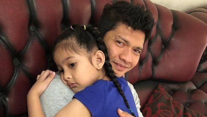 Garang di Film, 10 Potret Manis Iko Uwais Bersama Kedua Putrinya