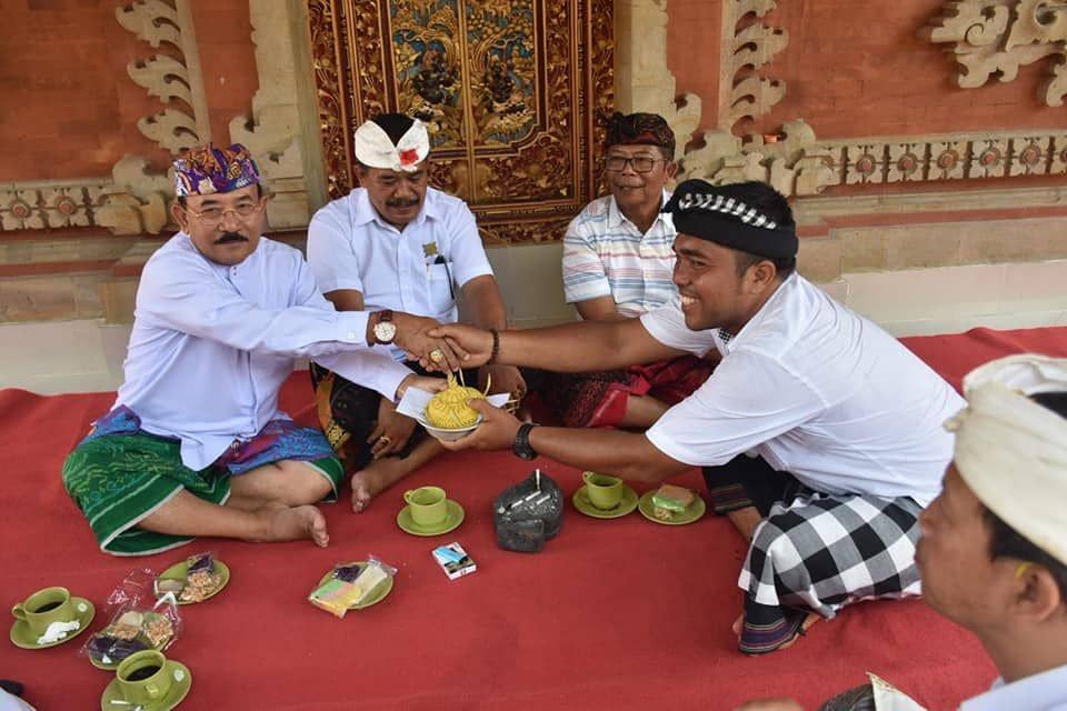 Paling kiri memakai udeng warna ungu bermotif: Wakil Bupati Karangasem, Artha Dipa. (Facebook.com/pemda.karangasem)