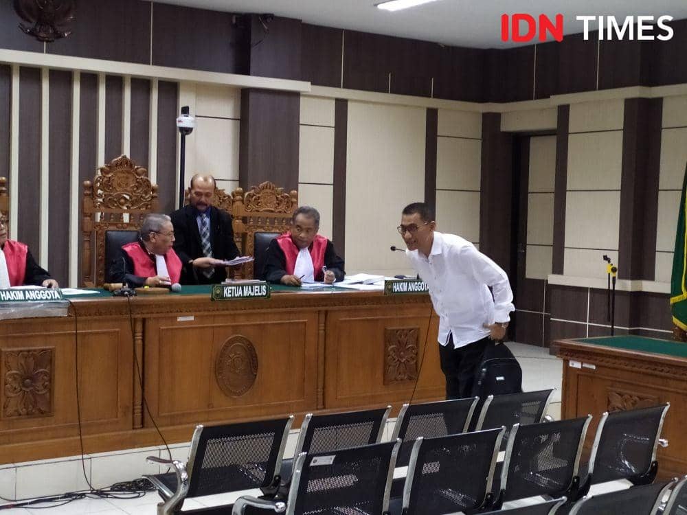 Bupati Kudus Nonaktif Tamzil saat memberi salam kepada JPU. IDN Times/Fariz Fardianto