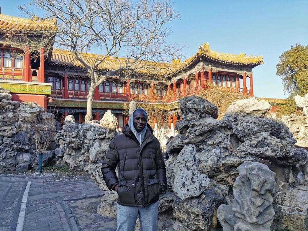 Pemain Qingdao Huanghai, Yaya Toure, berpose di depan The Forbidden City, Tiongkok. instagram.com/realtoureyaya