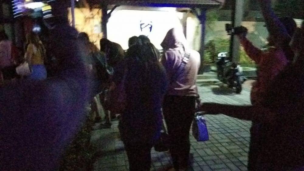 Subdit III Jatanras Ditreskrimum Polda Jatim gerebek rumah karaoke di Banyuurip Surabaya, Rabu (18/12) dini hari. Dok.IDN Times/Istimewa