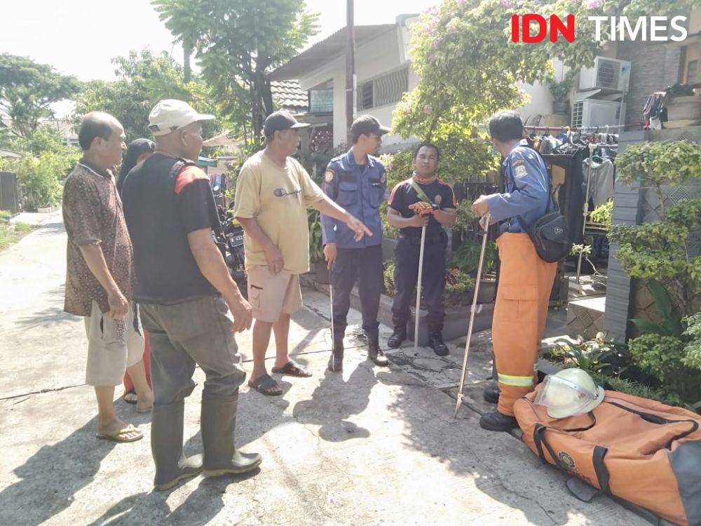 Petugas Damkar Kota Bekasi melakukan evakuasi ular kobra di Jaka Setia, Bekasi Timur, Rabu (18/12) (IDN Times/Dini Suciatiningrum)