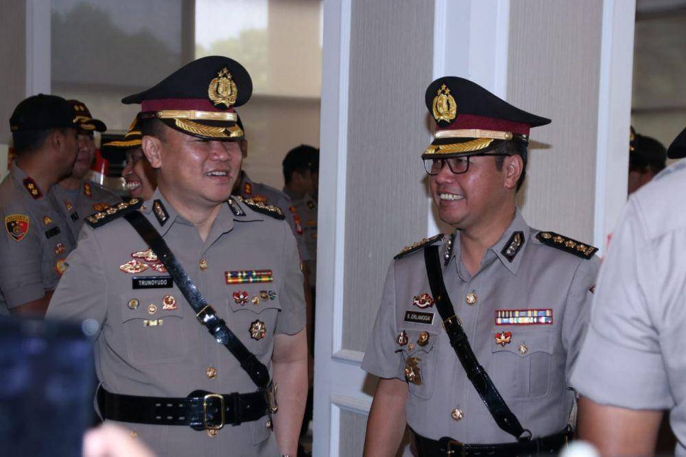 Kombes Trunoyudo Wisnu Andiko (Kiri) dan Kombes Saptono Erlangga Waskitoroso (kanan) di Polda Jabar. (IDN Times/Istimewa)