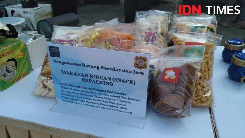 Penyelundupan barang ilegal yang tidak sesuai standar konsumen atau SNI (IDN Times/Helmi Shemi)
