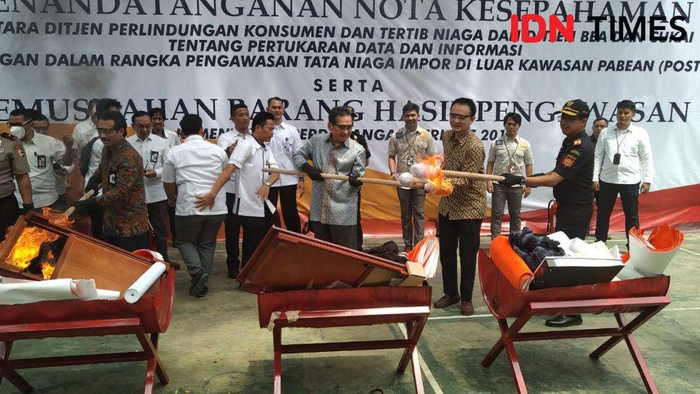 Pemusnahan barang ilegal yang tidak sesuai standar konsumen atau SNI (IDN Times/Helmi Shemi)