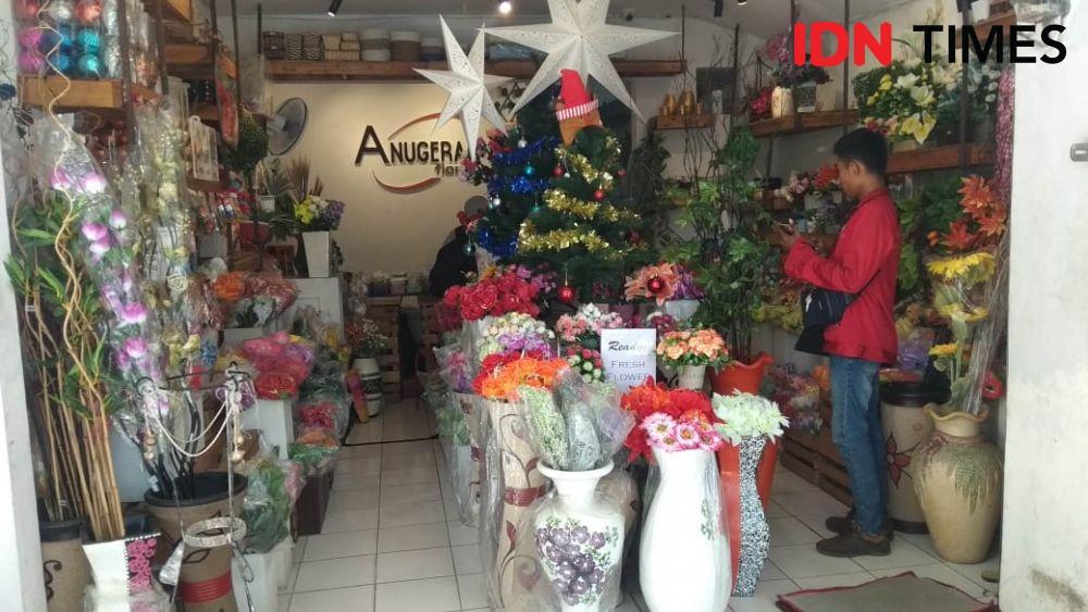 Penjual Pernak-pernik Natal di Tuban Mulai Dibanjiri Pembeli