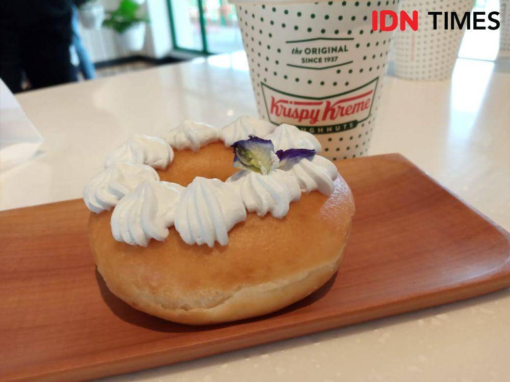 Menu Blue Pea Doghnuts di Factory Store Krispy Kreme Bekasi. IDN Times/Dhiya Awlia A