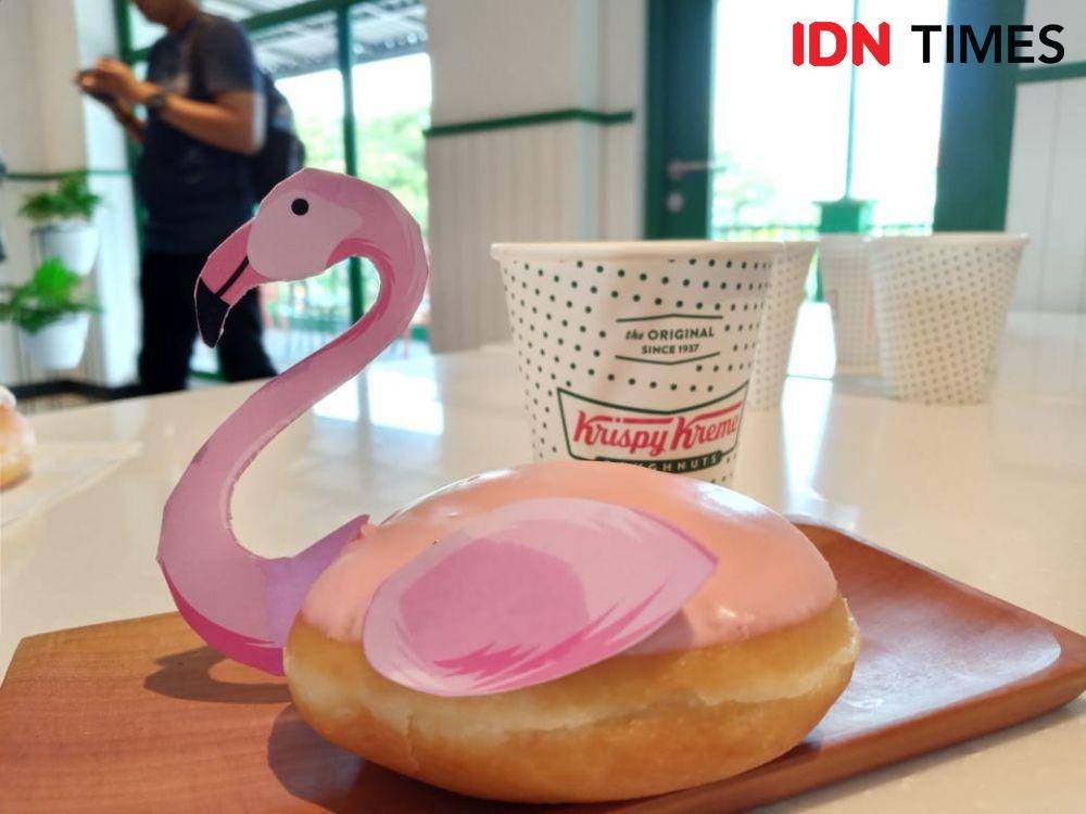 Menu Flamingo Doughnuts di Factory Store Krispy Kreme, Bekasi. IDN Times/Dhiya Awlia A