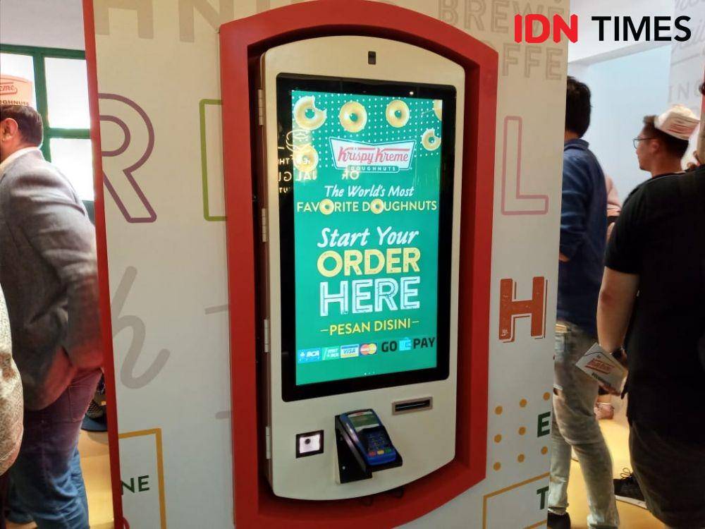 Smart kiosk di Factory Store Krispy Kreme di Bekasi. IDN Times/Dhiya Awlia A