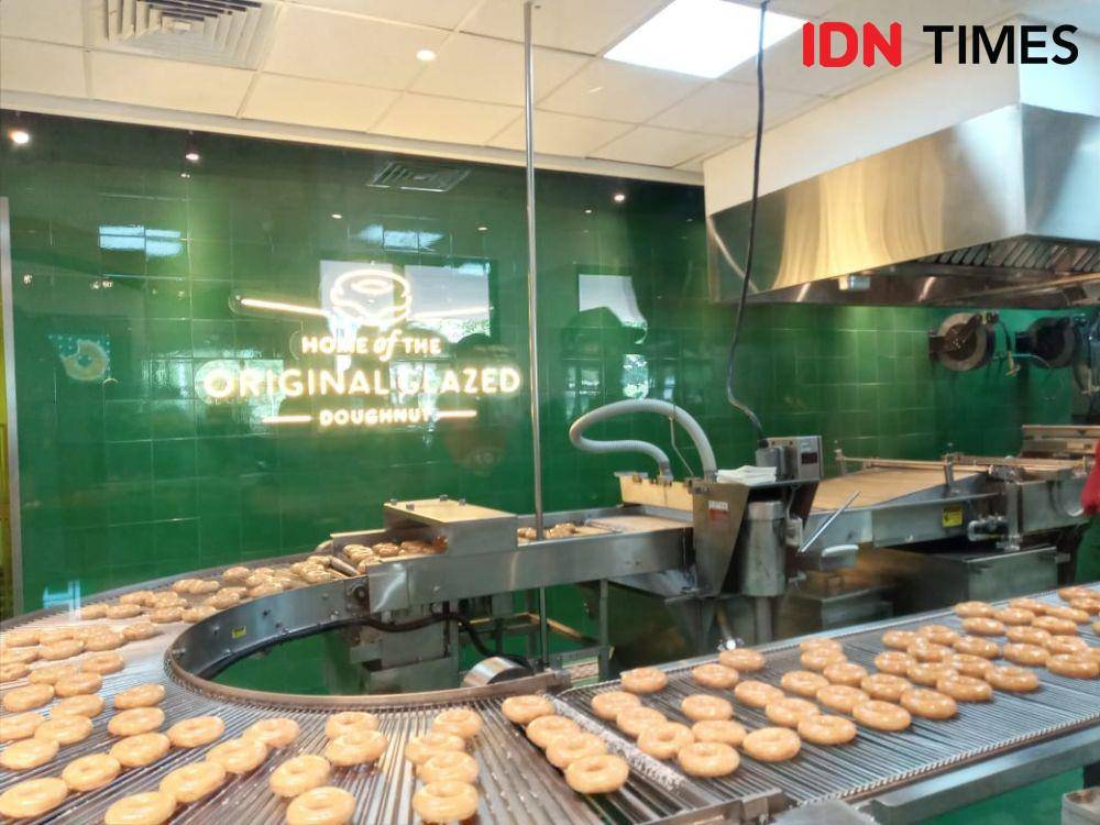 Pembuatan donat di Factory Store Krispy Kreme Bekasi. IDN Times/Dhiya Awlia A