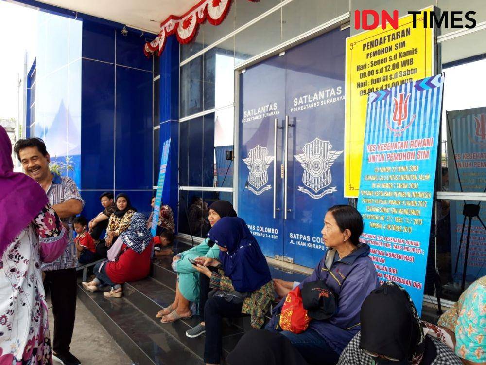 Suasana antrean pemohon SIM di Satpas Colombo Surabaya, Rabu (18/12). IDN Times/Fitria Madia