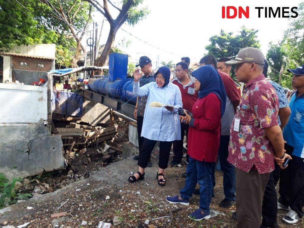 Wali Kota Surabaya Tri Rismaharini saat sidak di titik rawan banjir kawasan Surabaya Barat, Rabu (18/12). IDN Times/Fitria Madia