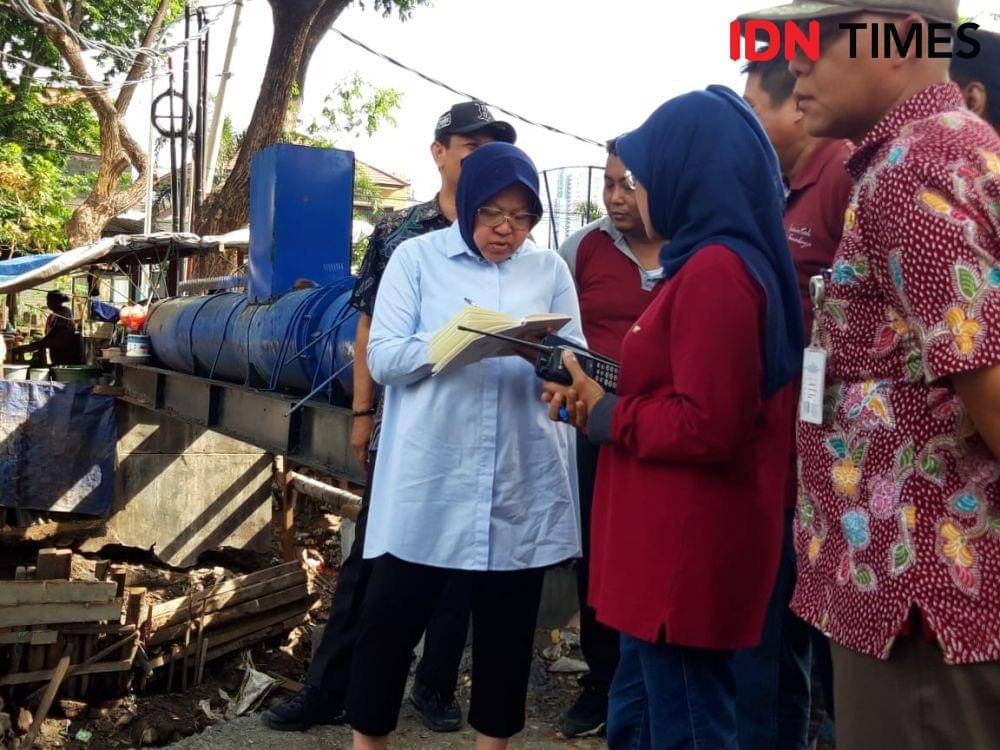 Wali Kota Surabaya Tri Rismaharini saat sidak di titik rawan banjir kawasan Surabaya Barat, Rabu (18/12). IDN Times/Fitria Madia
