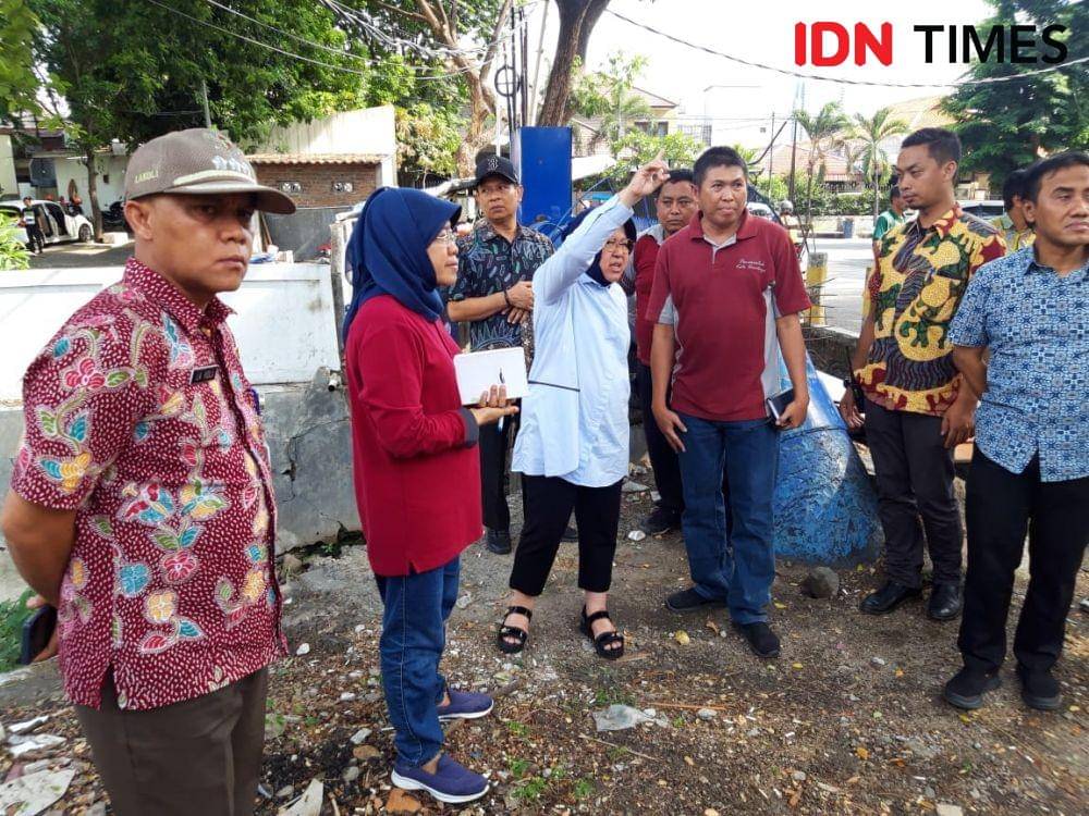 Wali Kota Surabaya Tri Rismaharini saat sidak di titik rawan banjir kawasan Surabaya Barat, Rabu (18/12). IDN Times/Fitria Madia