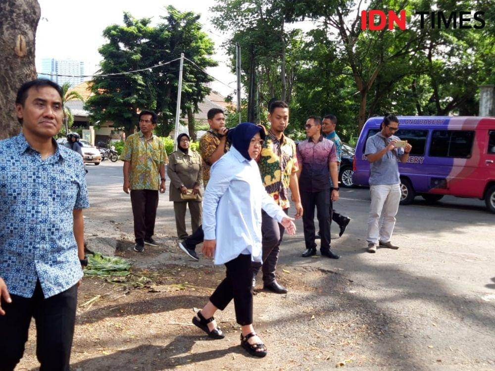 Wali Kota Surabaya Tri Rismaharini saat sidak di titik rawan banjir kawasan Surabaya Barat, Rabu (18/12). IDN Times/Fitria Madia