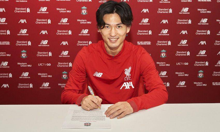 Takumi Minamino menandatangani kontraknya bersama Liverpool. Liverpool.com