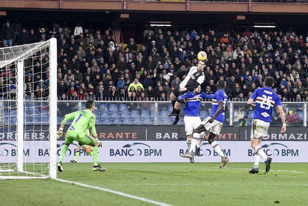 Cristiano Ronaldo melompat untuk mencetak gol di laga lawan Sampdoria, Kamis (19/12) dini hari tadi. Twitter/@futbolbible