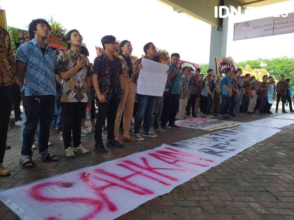 Aliansi Mahasiswa UGM saat melakukan aksi di depan Grha Sabha Pramana pada Kamis (19/12). IDN Times/Siti Umaiyah