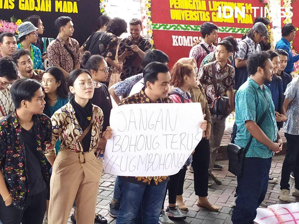 Aliansi Mahasiswa UGM saat melakukan aksi di depan Grha Sabha Pramana pada Kamis (19/12). IDN Times/Siti Umaiyah
