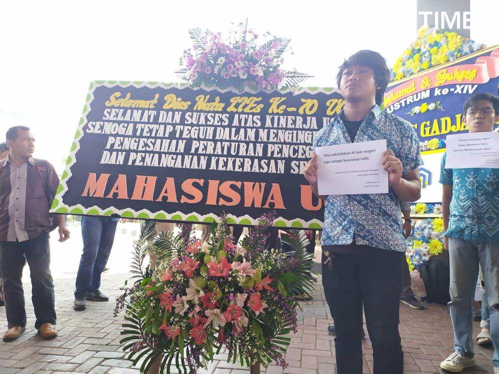 Aliansi Mahasiswa UGM saat melakukan aksi di depan Grha Sabha Pramana pada Kamis (19/12). IDN Times/Siti Umaiyah