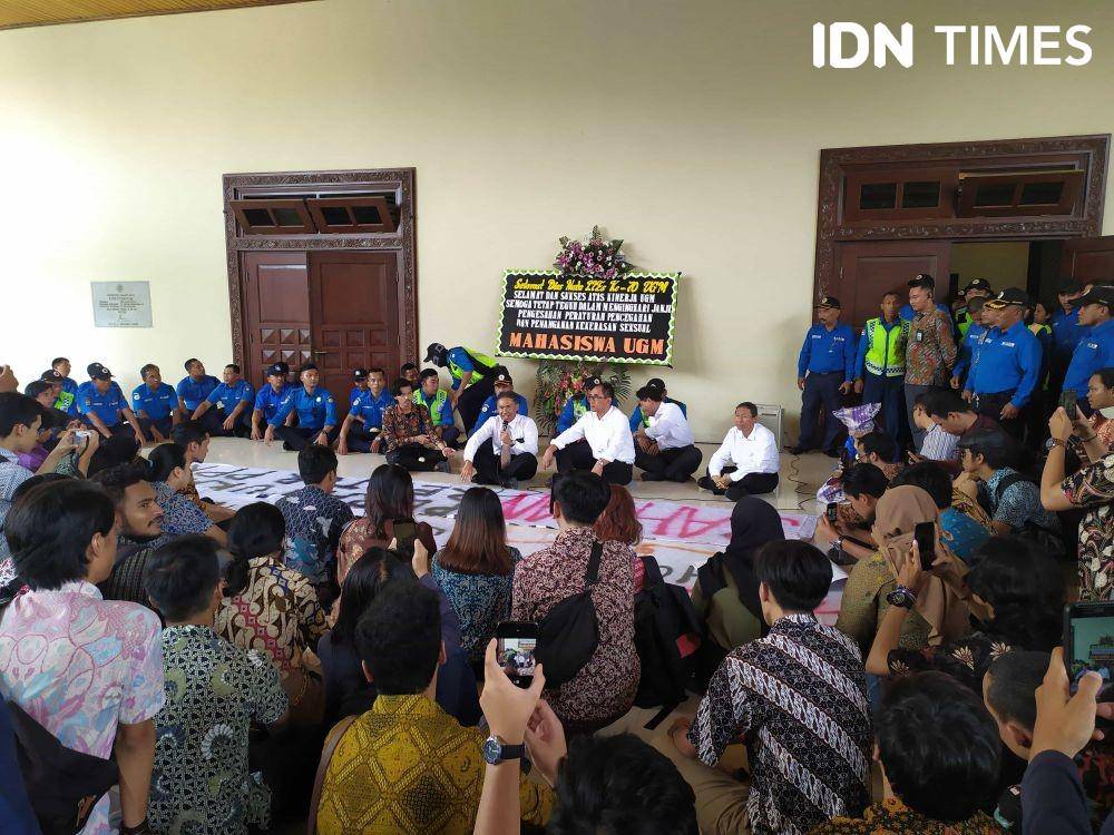 Aliansi Mahasiswa UGM saat melakukan aksi di depan Grha Sabha Pramana pada Kamis (19/12). IDN Times/Siti Umaiyah