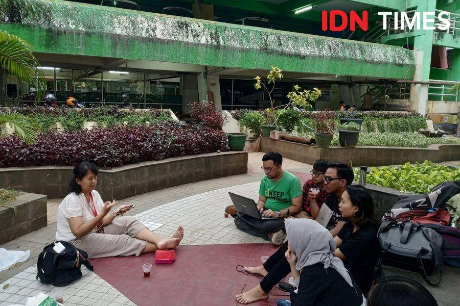 Luviana Ariyanti tengah berbincang dengan anggota Serikat SINDIKASI. 30 November 2019. IDN Times/Febriyanti Revitasari