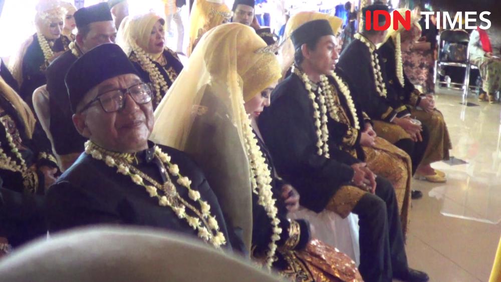 Nikah massal yang diselenggarakan Pemerintah Kota Tegal dan Pengadilan Agama setempat, Kamis (19/12). IDN Times/Haikal Adithya