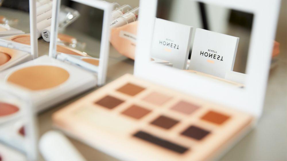 10 Prediksi Tren Eyeshadow 2020, Kreasikan Warnamu!