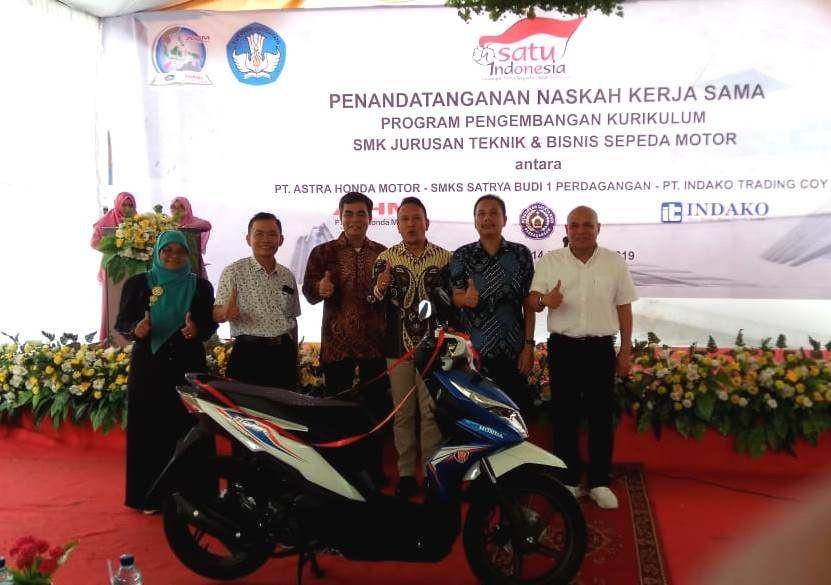 Penerapan kurikulum Teknik Sepeda Motor (TBSM) Astra Honda dengan SMK Swasta Satrya Budi 1 Perdagangan, Simalungun (Dok. IDN Times)