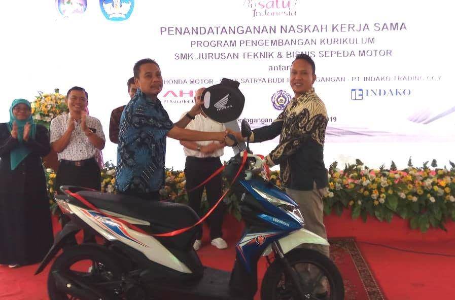 Penerapan kurikulum Teknik Sepeda Motor (TBSM) Astra Honda dengan SMK Swasta Satrya Budi 1 Perdagangan, Simalungun (Dok. IDN Times)