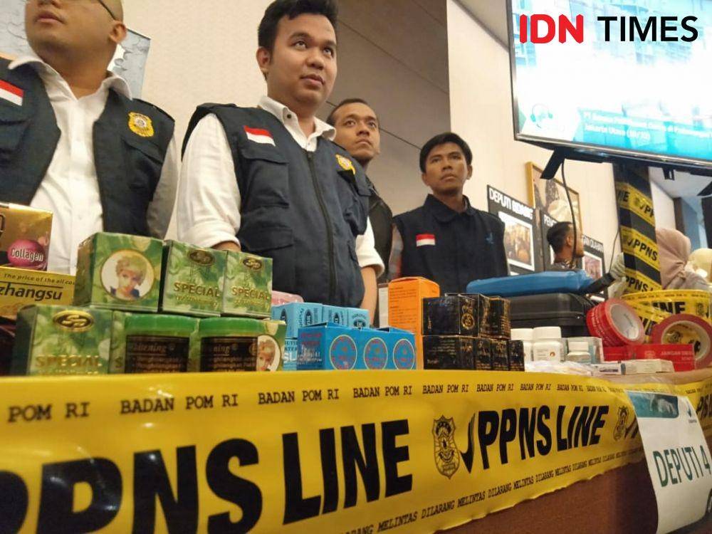 Ilustrasi obat dan kosmetik berbahaya serta tanpa izin edar dari BPOM (IDN Times/Dini Suciatiningrum)