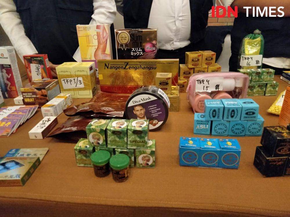 Ilustrasi obat dan kosmetik berbahaya serta tanpa izin edar dari BPOM (IDN Times/Dini Suciatiningrum)