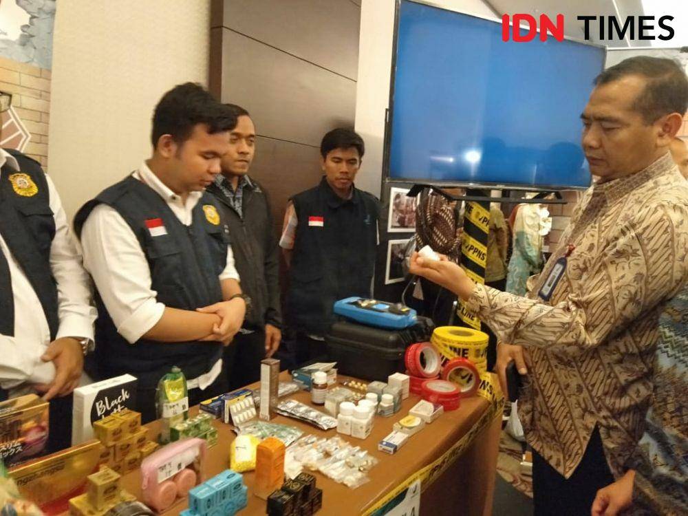 Ilustrasi obat dan kosmetik berbahaya serta tanpa izin edar dari BPOM (IDN Times/Dini Suciatiningrum)