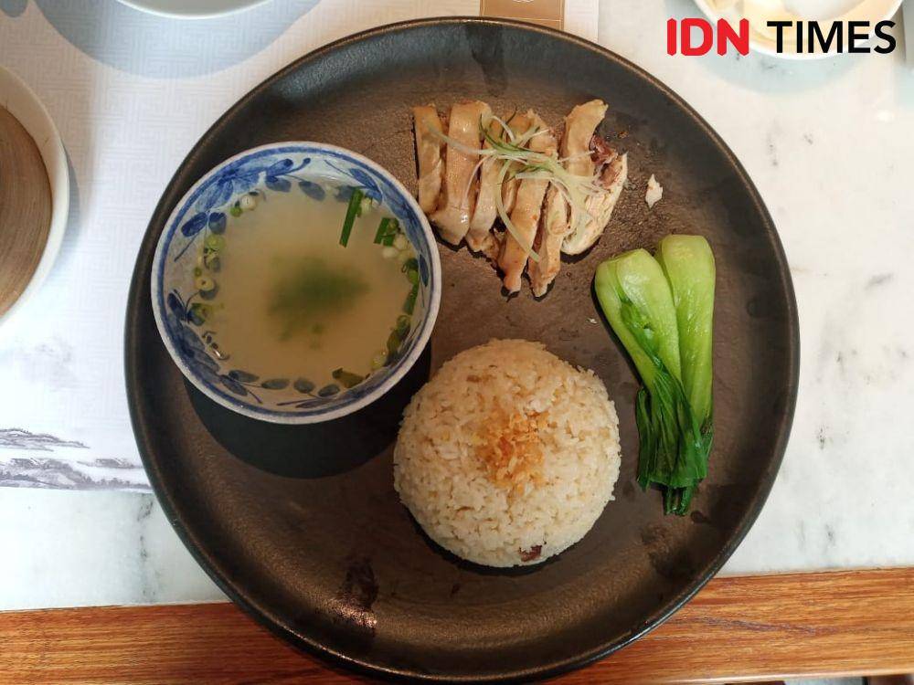 Menu Hainan Rice with Poched Chicken di MINQ Kitchen, Jakarta. IDN Times/Dhiya Awlia A