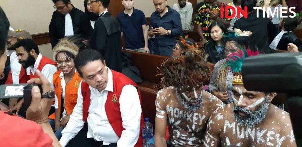Jelang Sidang, Surya Anta dan Aktivis Papua Senandungkan Lagu