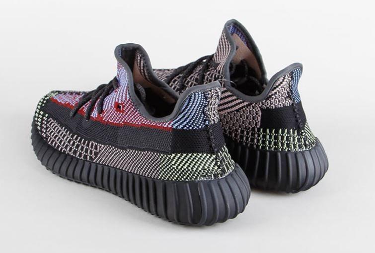 Demi Adidas Yeezy Boost 350 V2 Yecheil, Pembeli Rela Antre Semalaman