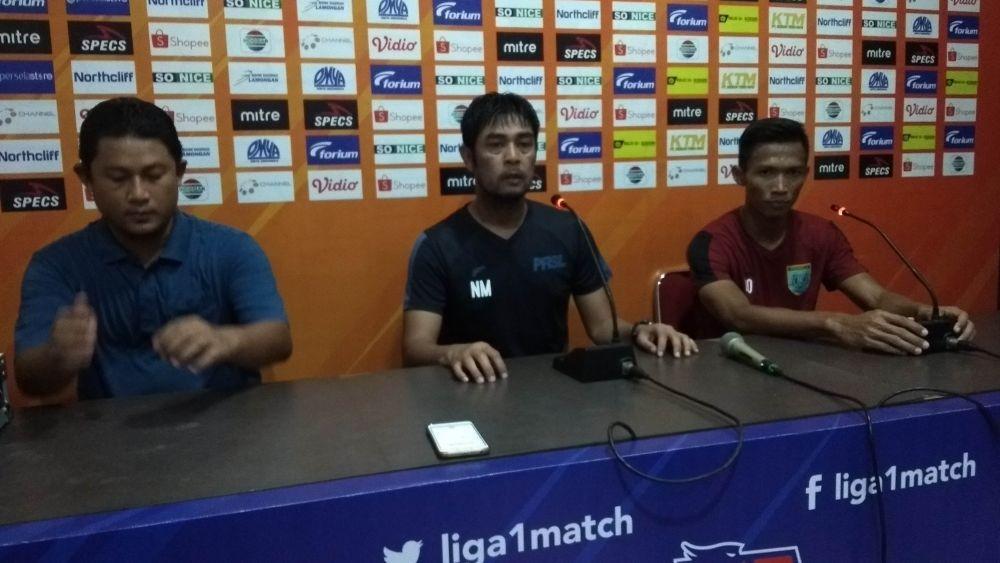 Pelatih Persela Lamongan Nil Maizar (tengah). IDN Times/Imron