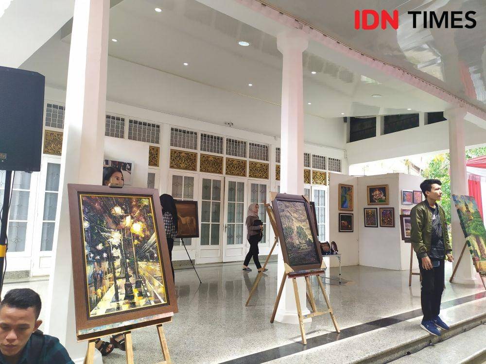 Suasana pameran seni di Balai Kota Palembang (IDN Times/Feny Maulia Agustin)
