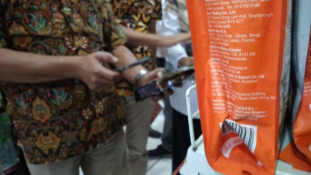 BBPOM Banda Aceh sedang mengecek produk di pusat pasar modern, di Kota Banda Aceh (IDN Times/Saifullah)