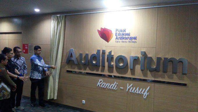 (Wakil Ketua KPK periode 2015-2019 Laode M. Syarif) www.twitter.com/@yatiandriyani