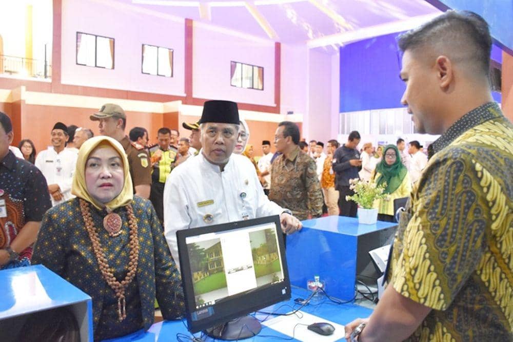 Bupati KH Yazid Mahfudz bersama Deputi Bidang Pelayanan Publik Kementerian PAN RB, Prof Dr Diah Natalisa MBA meninjau layanan Mal Pelayanan Publik usai peresmian, Jumat (20/12). Humas Pemkab Kebumen