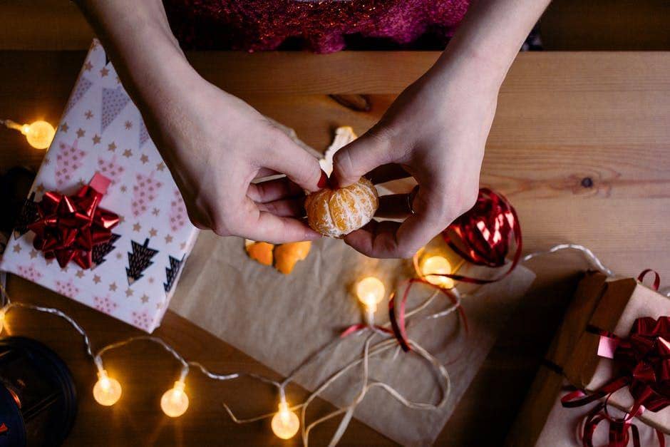 Berjiwa Artistik, 5 Zodiak Ini Paling Jago dalam Membungkus Kado