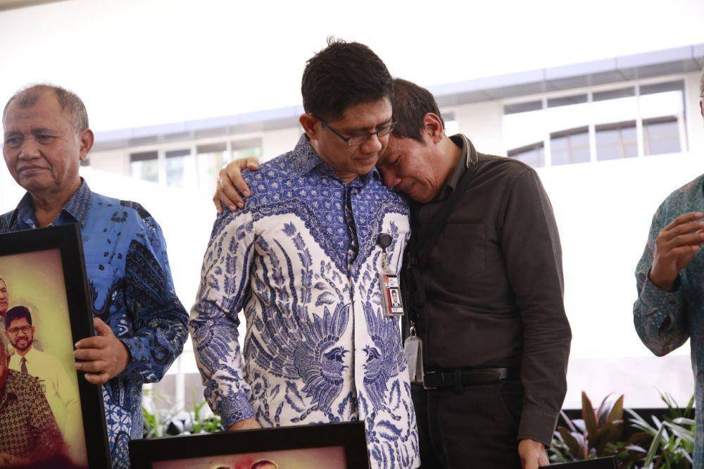 (Tangis haru Wakil Ketua KPK Saut Situmorang di bahu Laode M. Syarif) Istimewa