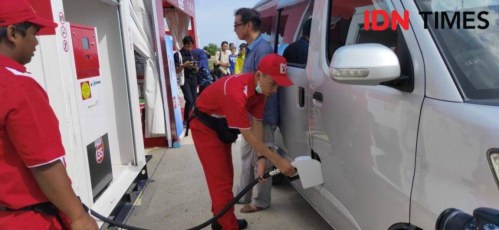 Pengisian BBM di pompa bensin di kawasan Rest Area Tol Balsam (IDN Times/Maulana)