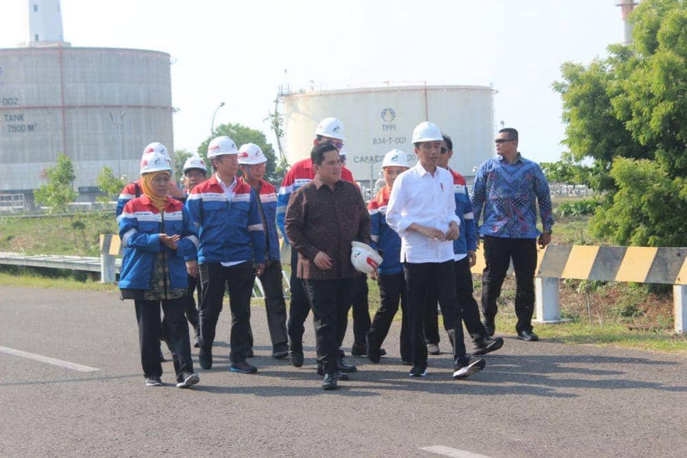 Presiden Joko Widodo dan petinggi BUMN saat berkunjung di kilang PT Trans Pacific Petrochemical Indotama (TPPI), Tuban. (IDN Times/Imron)