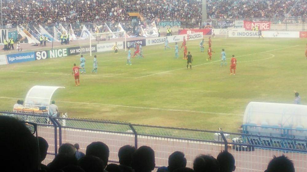 Pertandingan antara Persela Lamongan vs Semen Padang yang berakhir dengan skor 2-0 untuk keunggulan tuan rumah. IDN Times/Imron